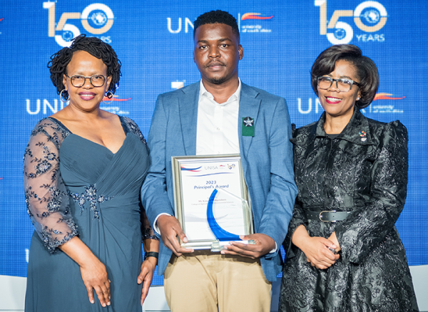 Kabelo%20Mokgalaboni%20with%20Unisa%20Principal%20and%20Vice-Chancellor,%20Prof%20Puleng%20LenkaBula,%20and%20Vice-Principal:%20Research,%20Postgraduate%20Studies,%20Innovation%20and%20Commercialisation,%20Prof%20Thenjiwe%20Meyiwa